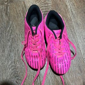 Bom Kinta pink soccer cleats size 33 (size 1.5 girls)